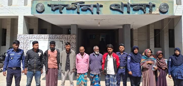 দর্শনায় পুলিশের বিশেষ অভিযানে নারীসহ গ্রেপ্তার ৮