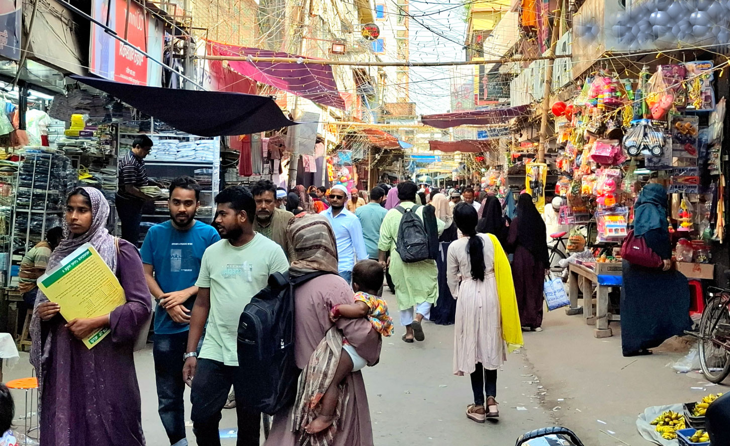 দেশি পোশাকের চাহিদায় মুখর ঝিনাইদহের ঈদ বাজার