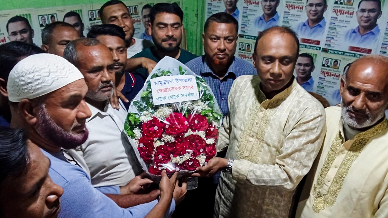 দামুড়হুদায় বিএনপি নেতা রফিকুল হাসান তনুকে ফুলেল শুভেচ্ছা