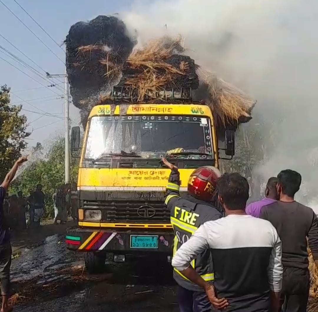 আলমডাঙ্গার বোয়ালমারীতে বিচালি ভর্তি ট্রাকে আগুন