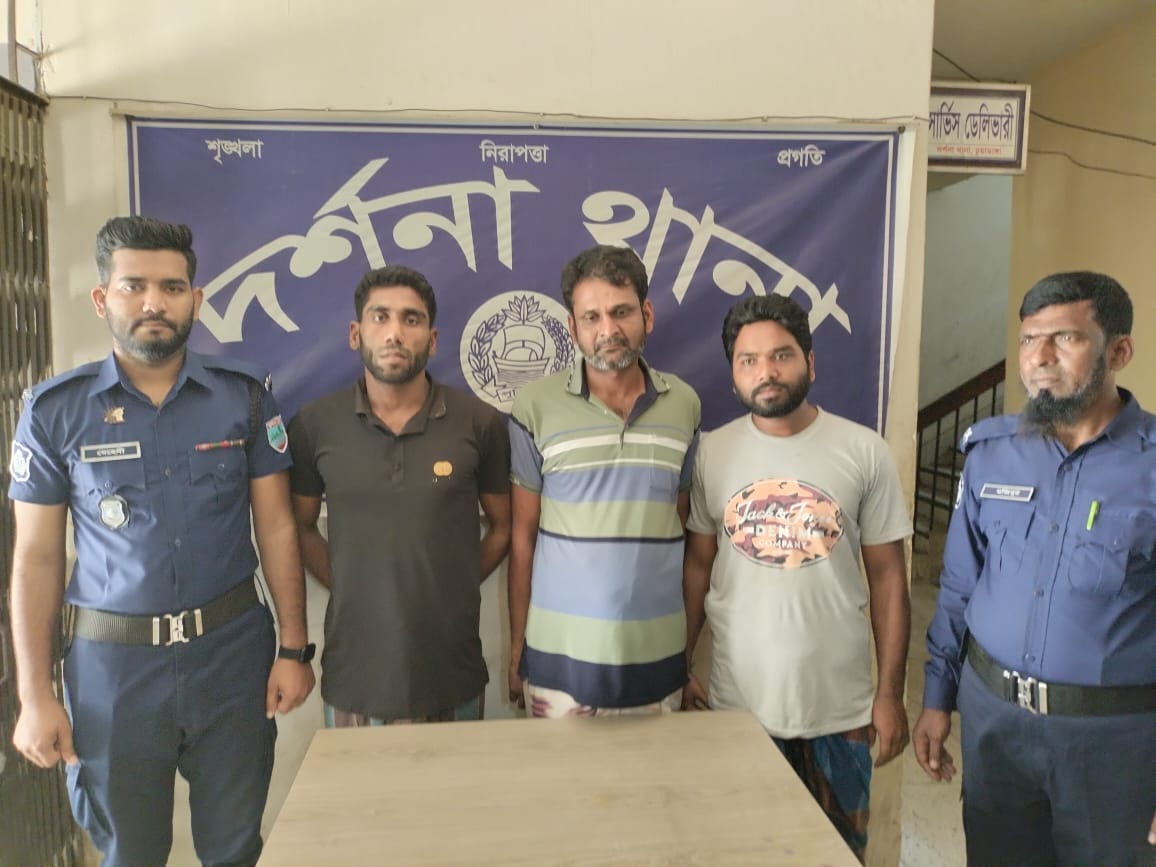 দর্শনায় বোমা ও নাশকতার মামলার ৩ আসামি গ্রেপ্তার