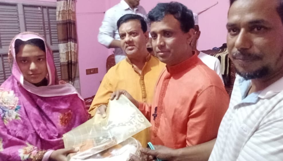 এসএসসি পরীক্ষার্থীদের বাড়িতে গভীর রাতে ইউএনও খায়রুল ইসলাম