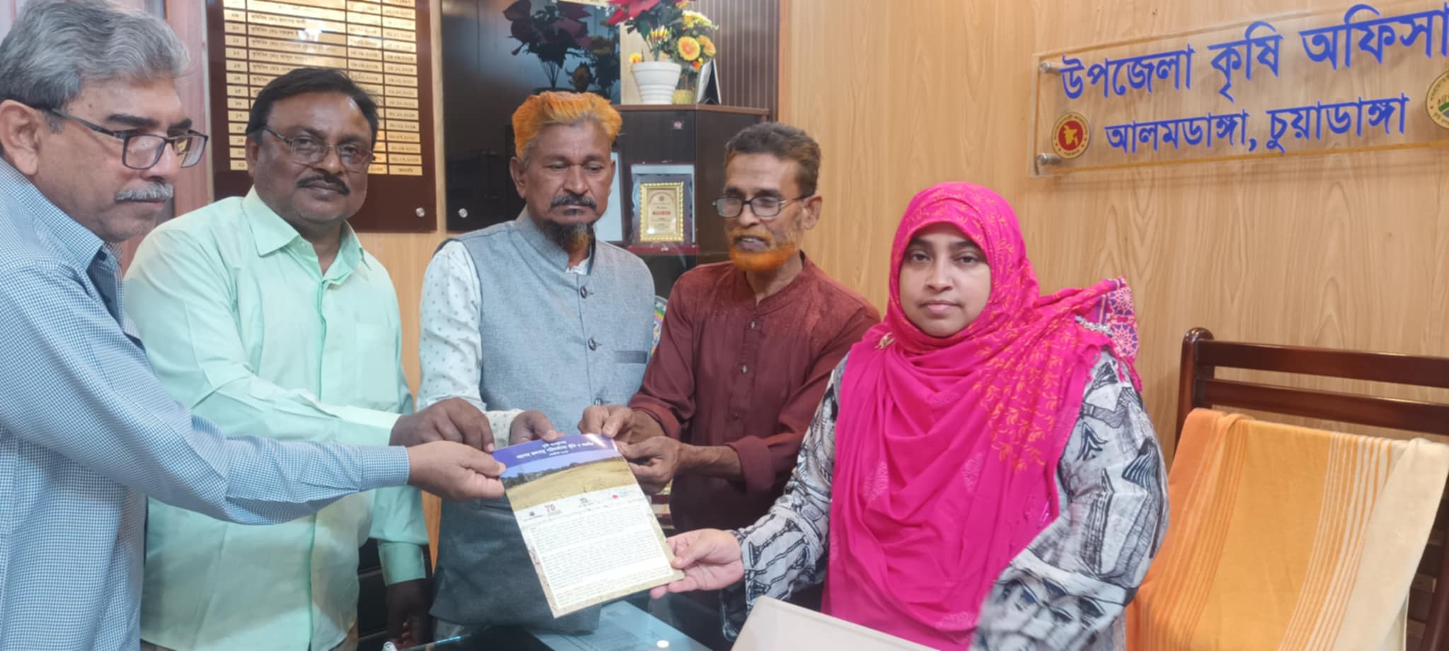 আলমডাঙ্গায় কৃষি ব্যবস্থাপনা, খরাসহ জলবায়ু পরিবর্তনের ঝুঁকি ও করণীয় বিষয়ক গবেষণাপত্র বিতরণ
