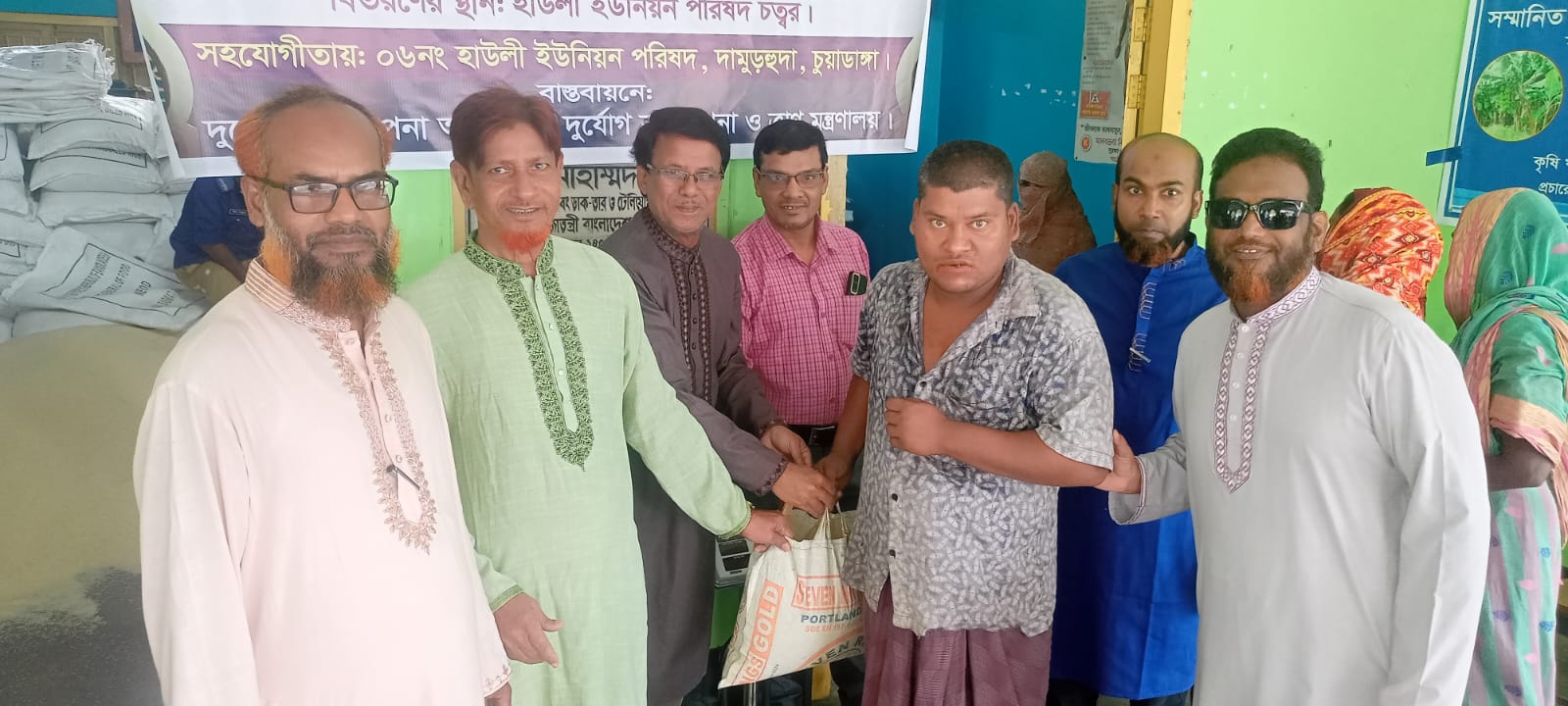 দামুড়হুদার হাউলী ইউনিয়নে বিনামূল্যে চাল বিতরণ