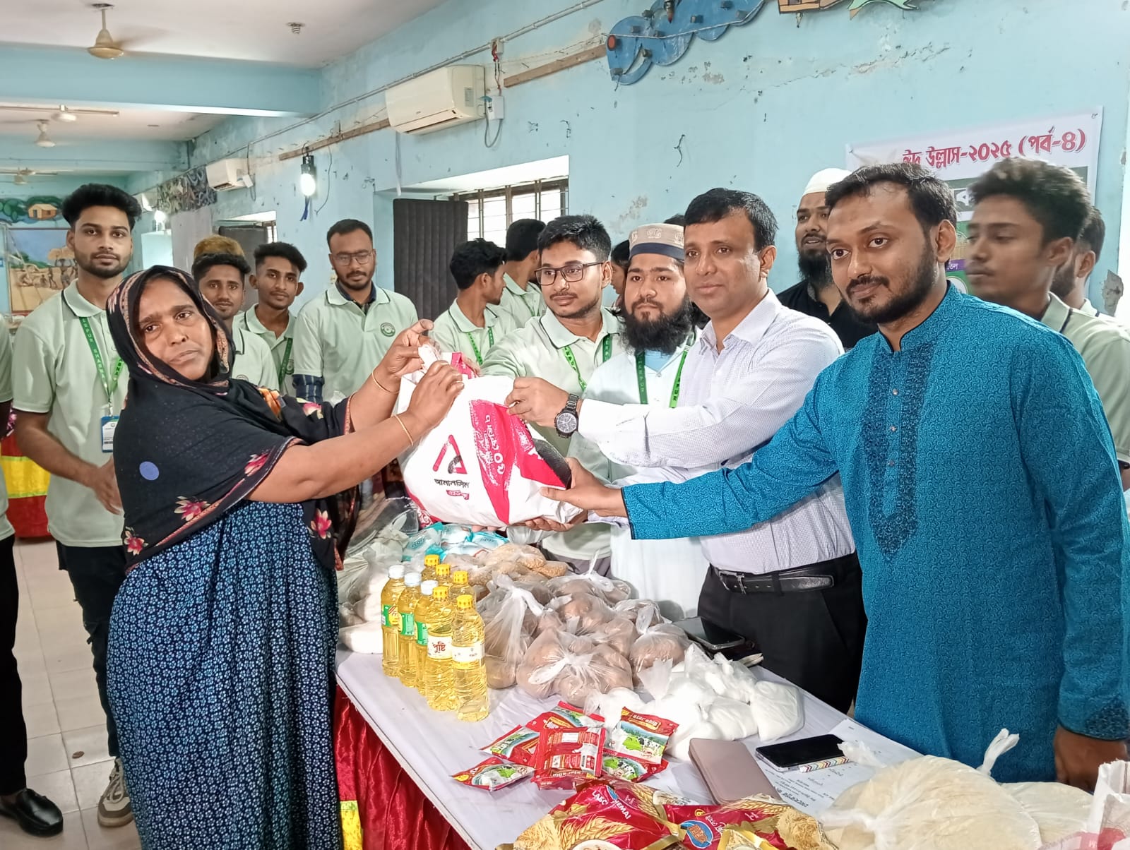 মেহেরপুরে ৫ টাকায় নতুন পোশাক পেল ১০০ শিশু