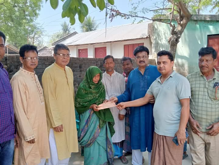 মেহেরপুর জেলা বিএনপির ঈদের উপহার বিতরণ