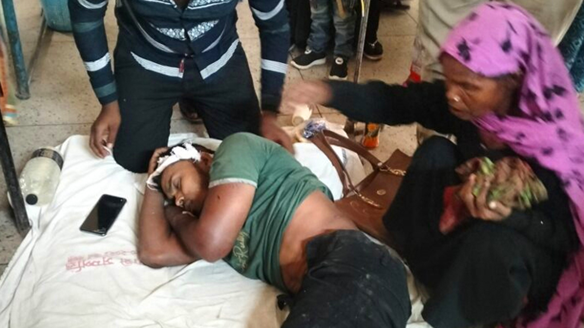 মাদক সেবনে বাধা সাবেক সেনা সদস্যকে কুপিয়ে জখম