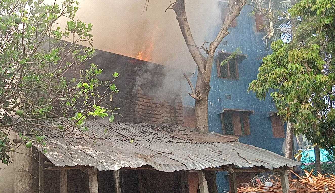 গাংনীতে তামাক ঘরে আগুনে লক্ষাধিক টাকার ক্ষতি