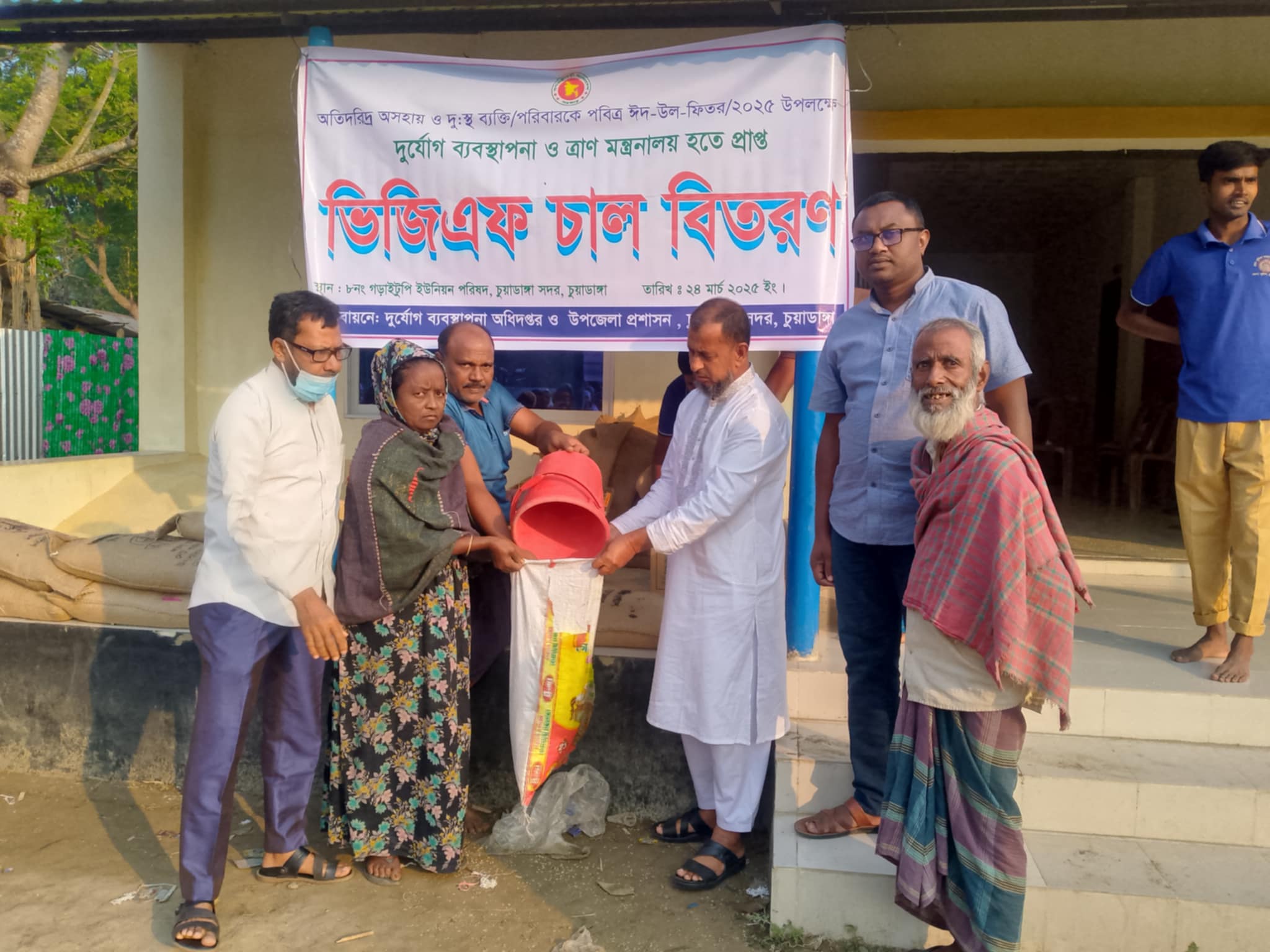 গড়াইটুপিতে বিনামূল্যে ভিজিএফের চাল বিতরণ