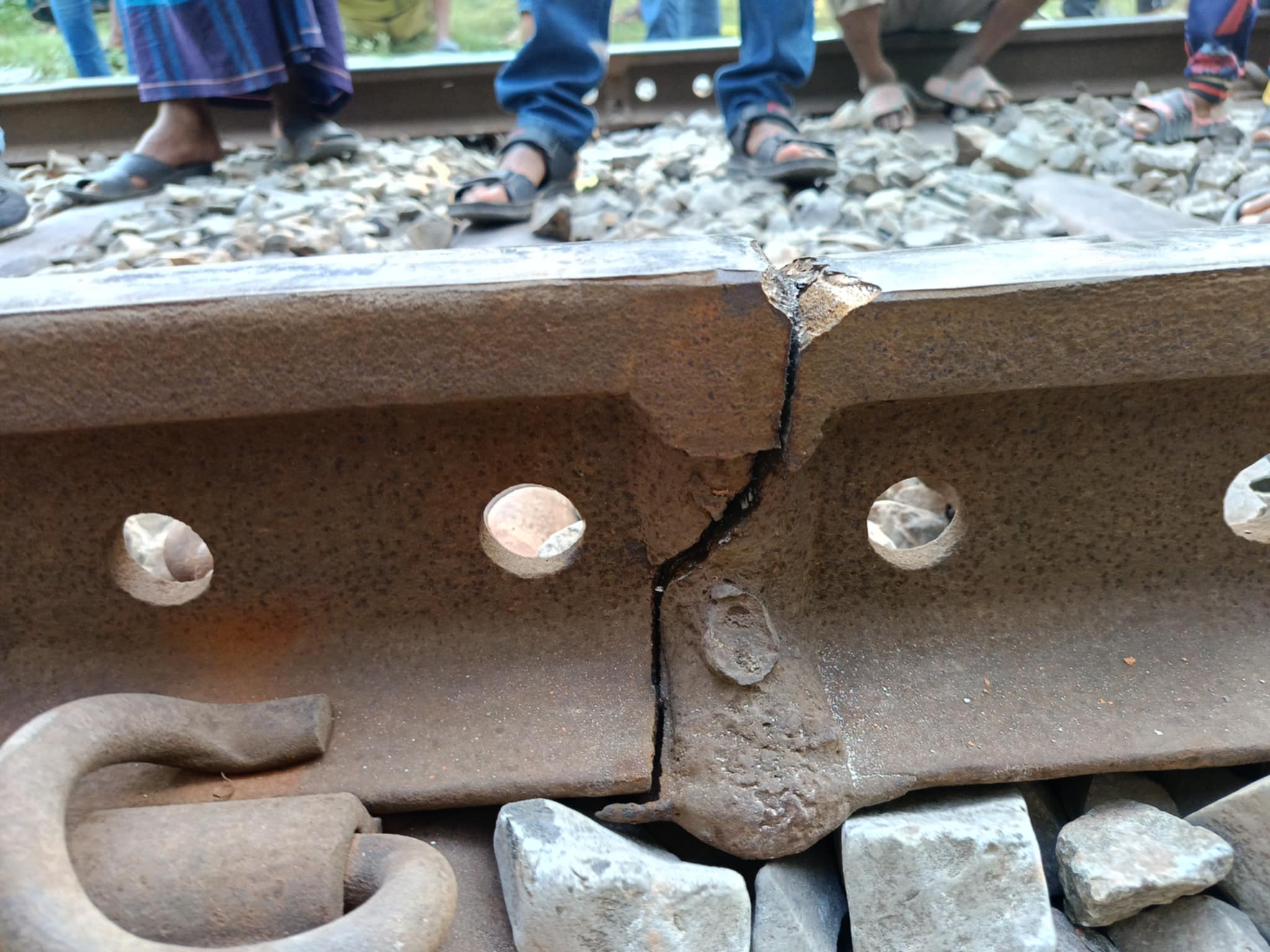 উথলীতে রেললাইনে ফাটল, ধীরগতিতে ট্রেন চলাচল