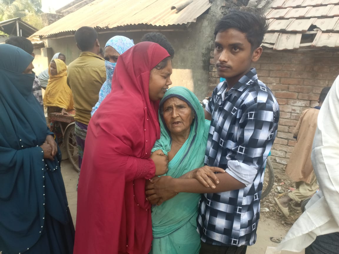 কান্না থামছে না রফিকের বৃদ্ধা মায়ের