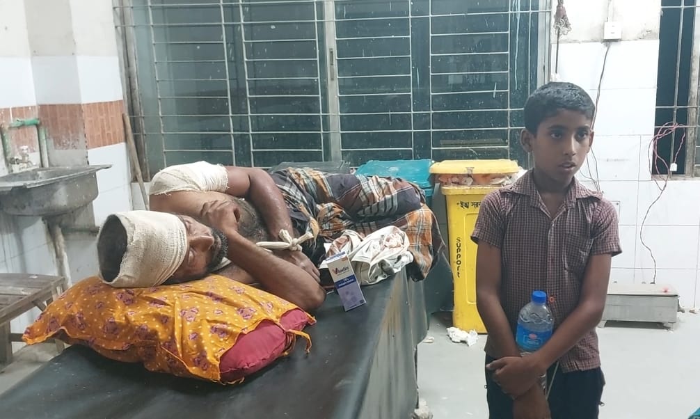 কার্পাসডাঙ্গায় স্ট্যান্ডে ভ্যান রাখা নিয়ে সংঘর্ষে আহত ৭