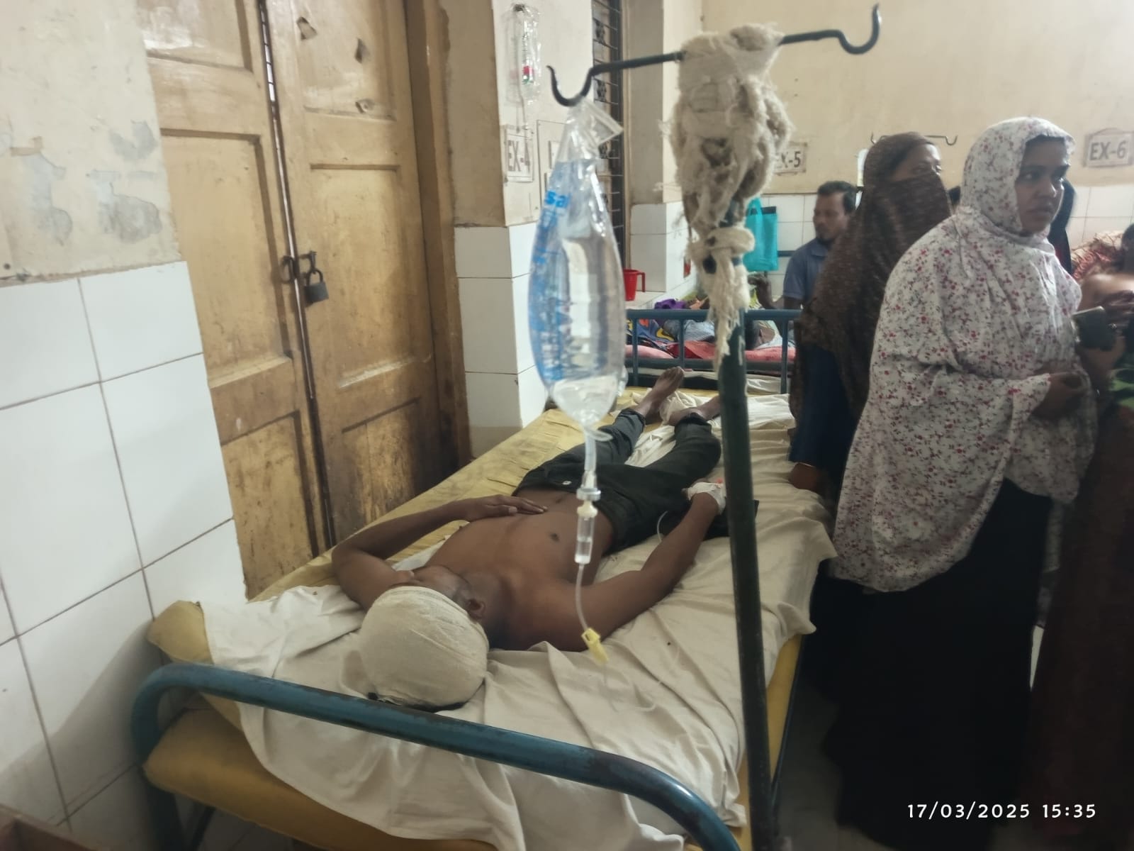 চুয়াডাঙ্গায় শতবর্ষী গাছ ভেঙে পিষ্ট বাইসাইকেল আরোহী