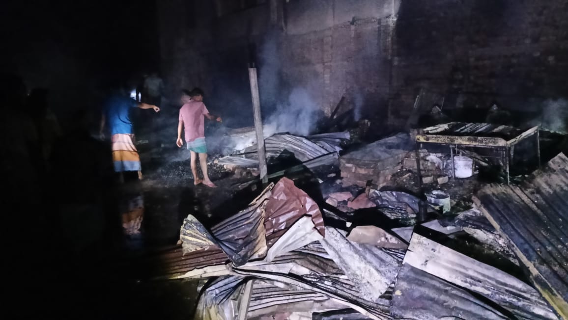 চুয়াডাঙ্গার বদরগঞ্জ বাজারে অগ্নিকাণ্ড