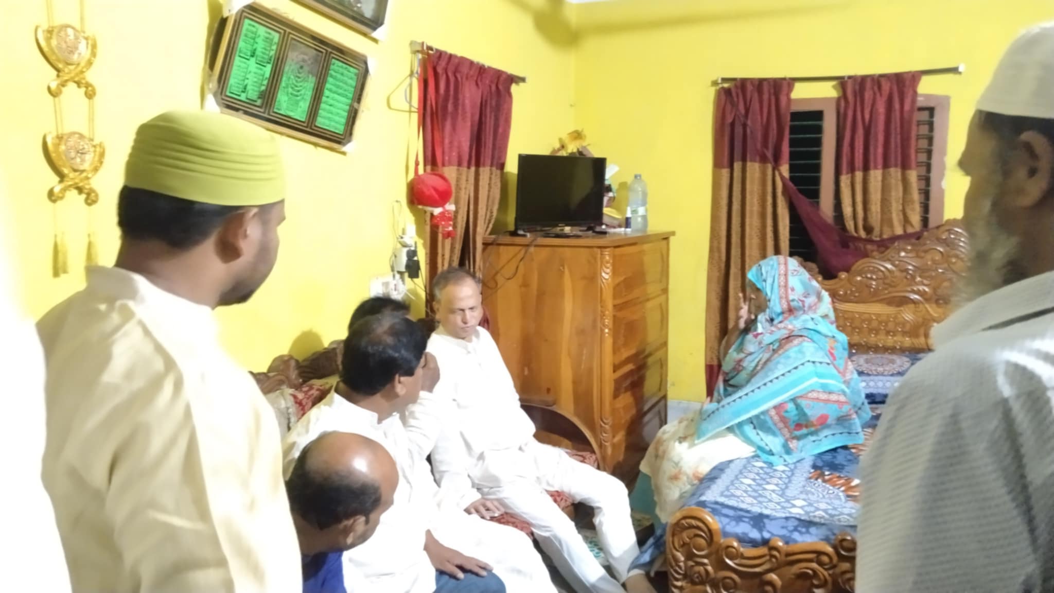 জীবননগরে মৃত ছাত্রদল নেতা সুমনের পরিবারের খোঁজখবর নিলেন বাবু খান