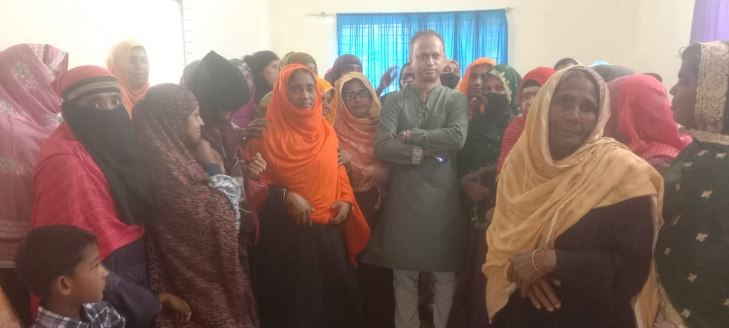জীবননগরে বাবু খানের সঙ্গে মহিলা দলের আলোচনা