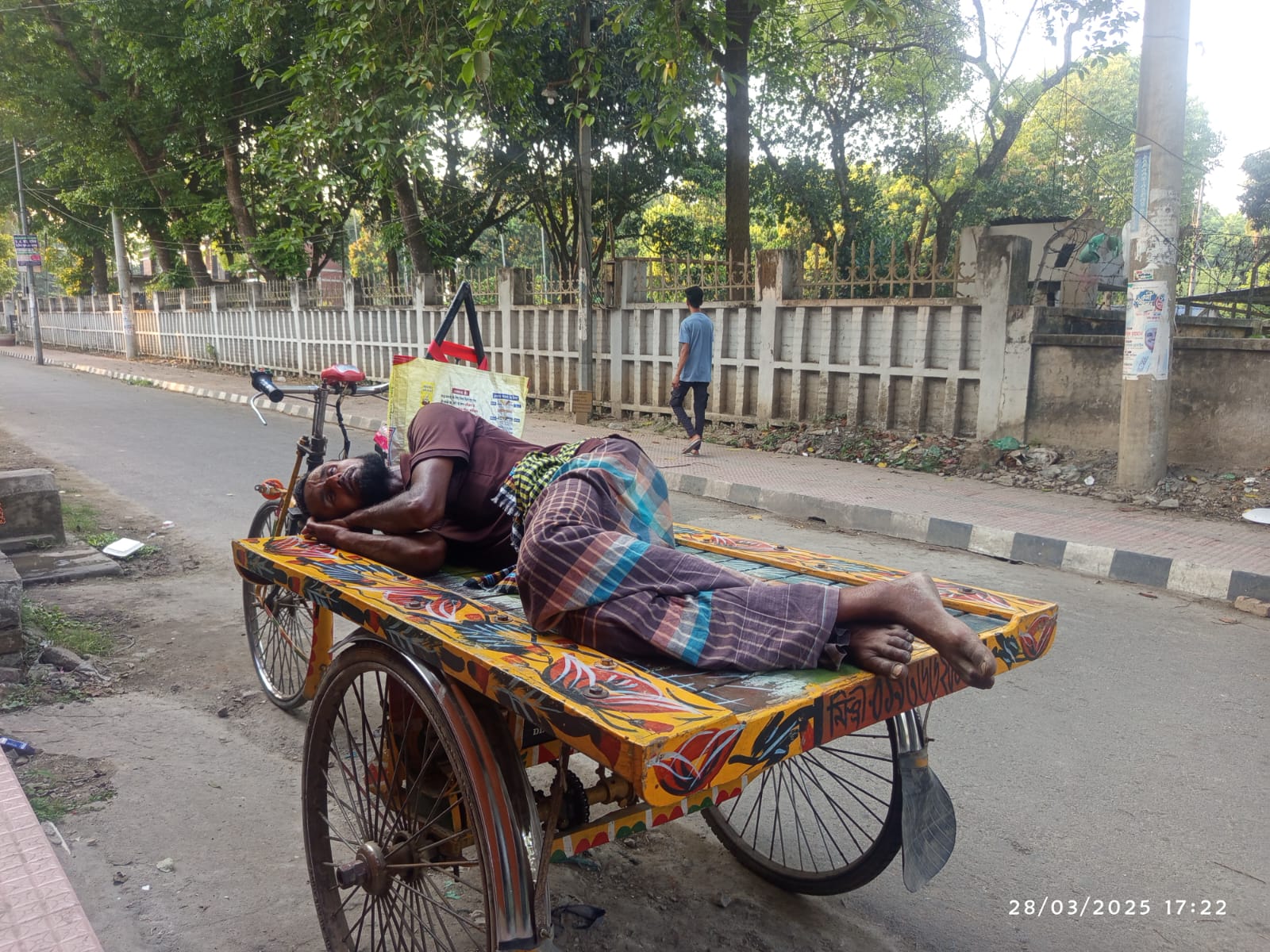 রোজাদারদের কষ্ট চরমে, শ্রমজীবীদের কমেছে আয়
