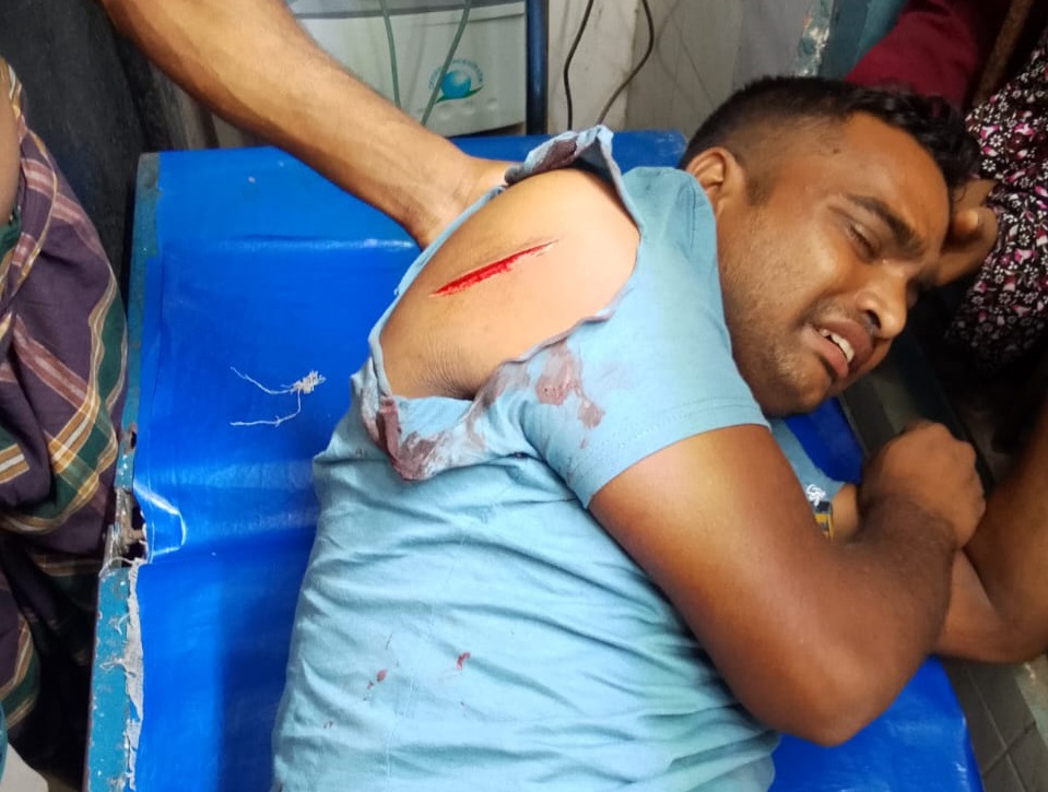 জীবননগরে পাওনা টাকা চাওয়ায় যুবককে ছুরিকাঘাত