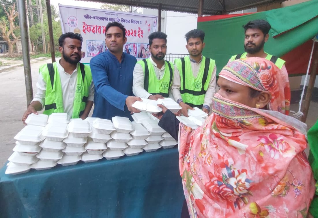 চুয়াডাঙ্গায় অসহায়দের মাঝে ইফতার বিতরণ