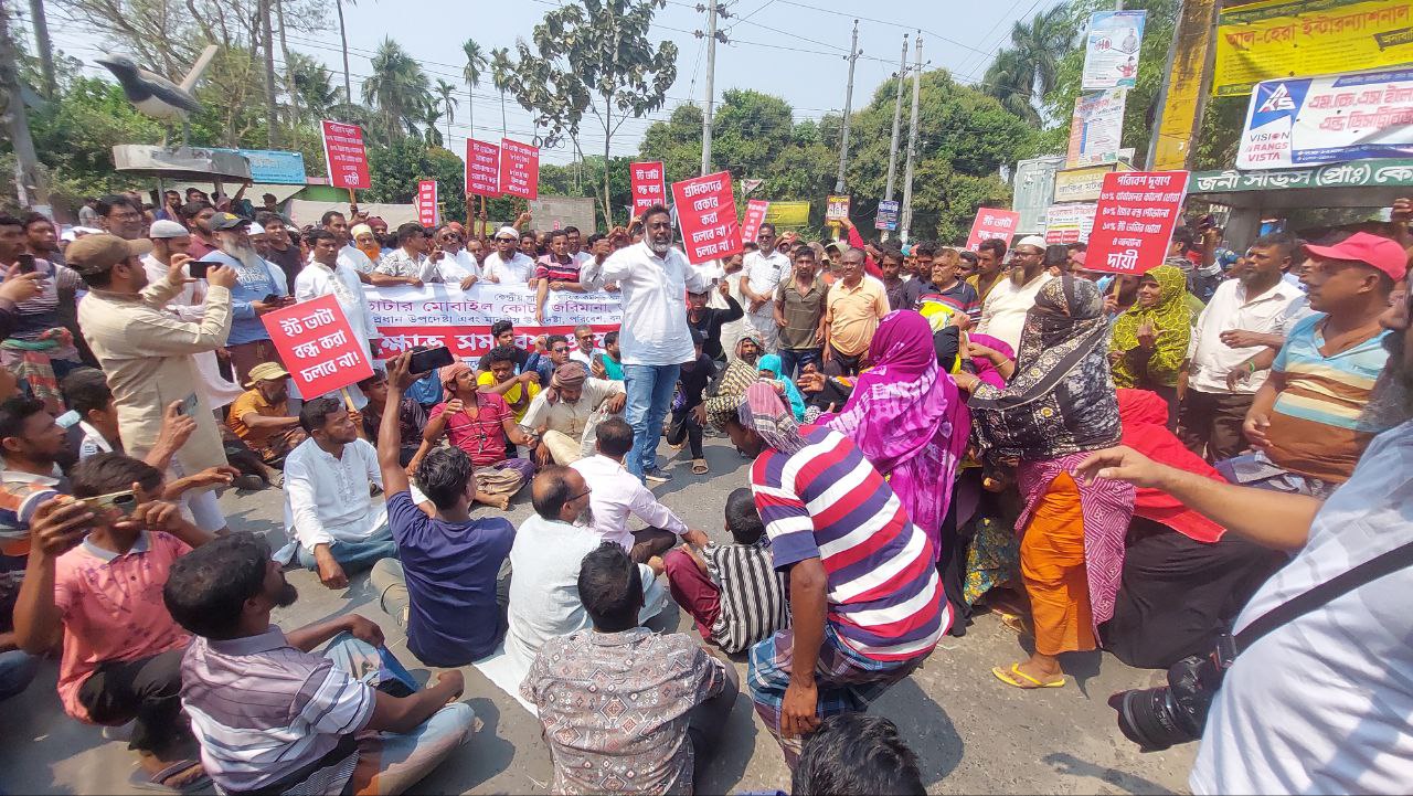 চুয়াডাঙ্গায় ইটভাটা মালিক ও শ্রমিকদের বিক্ষোভ মিছিল ও স্মারকলিপি