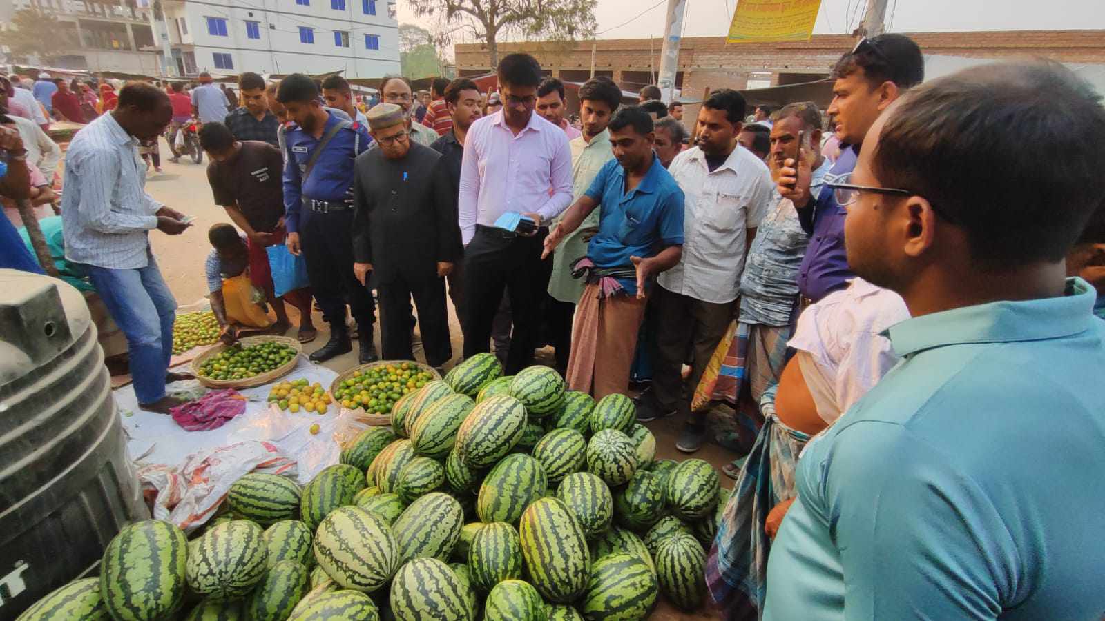 গাংনীতে শসা-লেবুর অস্বাভাবিক দাম, ৪ ব্যবসায়ীকে জরিমানা