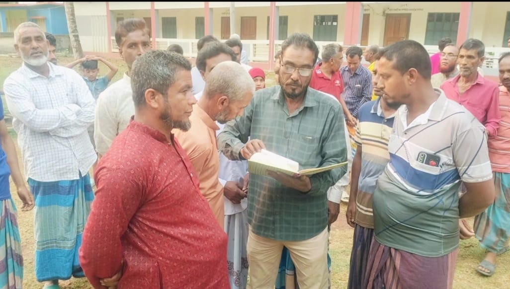 ফেসবুকে গ্রামবাসীকে ‘মূর্খ’ বলায় গ্রামবাসীর প্রতিবাদ