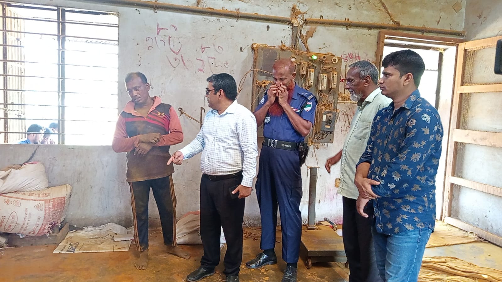 চুয়াডাঙ্গায় অপরিচ্ছন্ন পরিবেশে সেমাই ও ভেজাল মসলা উৎপাদন