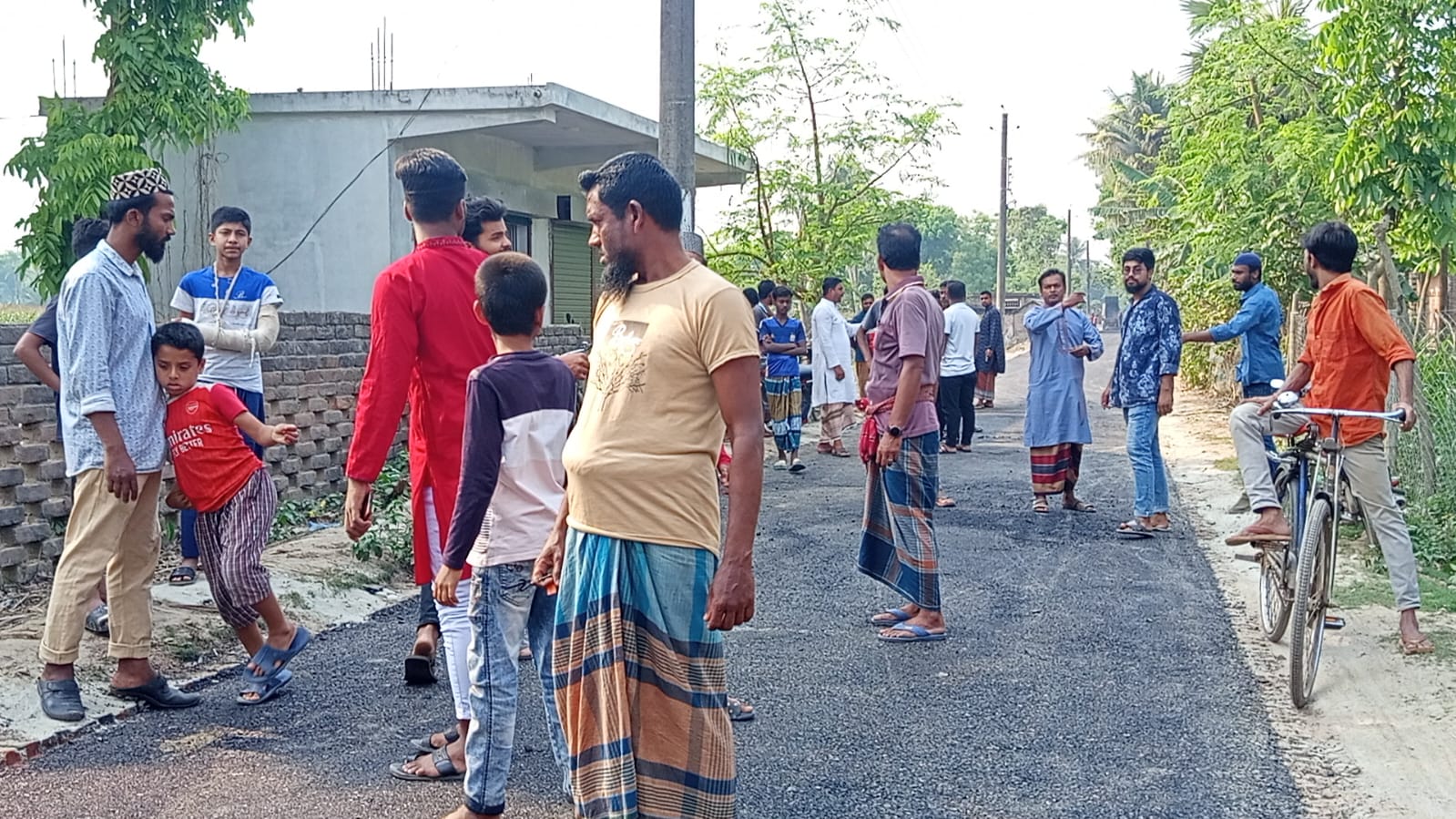 চুয়াডাঙ্গার কূলচারায় রাস্তা নির্মাণে অনিয়ম, ক্ষোভে কাজ বন্ধ করল গ্রামবাসী