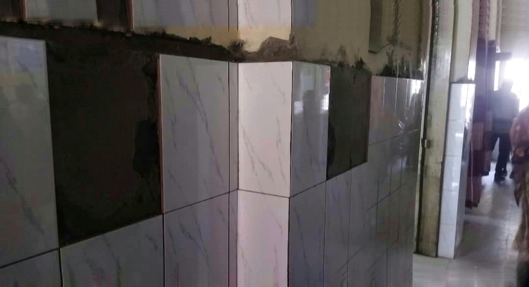 গাংনী স্বাস্থ্য কমপ্লেক্সে টাইলস ভেঙে পড়া নিয়ে উদ্বেগ