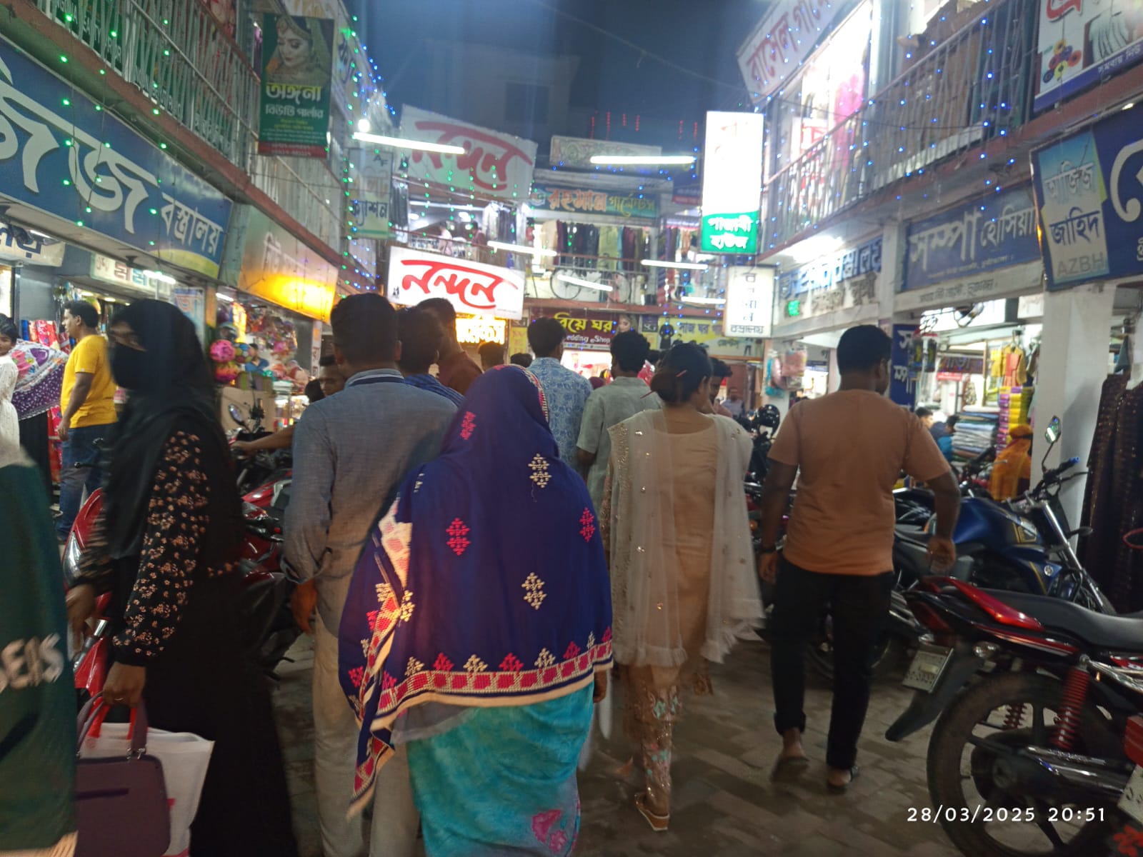 রোজার শেষ শুক্রবার ছুটির দিনে চুয়াডাঙ্গায় জমজমাট ঈদের বাজার