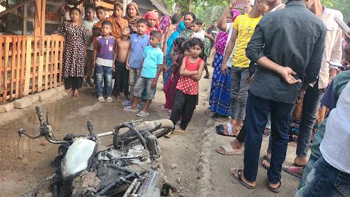 আকন্দবাড়িয়ায় মোটরসাইকেল পুড়ে ভস্মীভূত, আহত চালক
