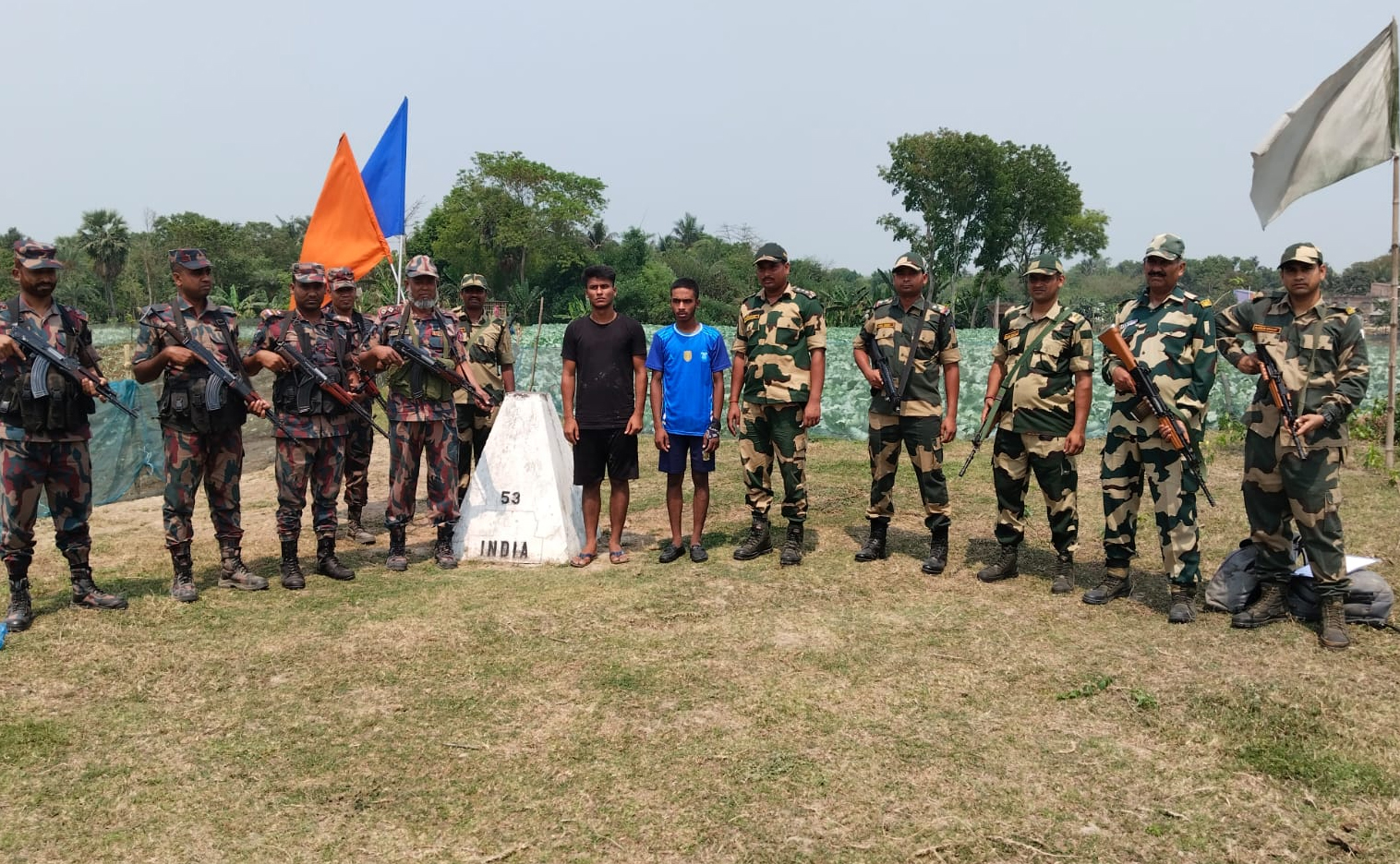 আটক দুই বাংলাদেশিকে ফেরত দিল বিএসএফ
