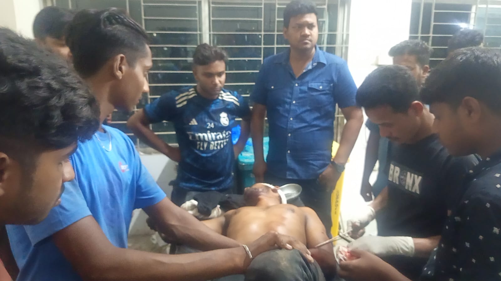 যুবককে এলোপাতাড়ি কুপিয়ে জখম