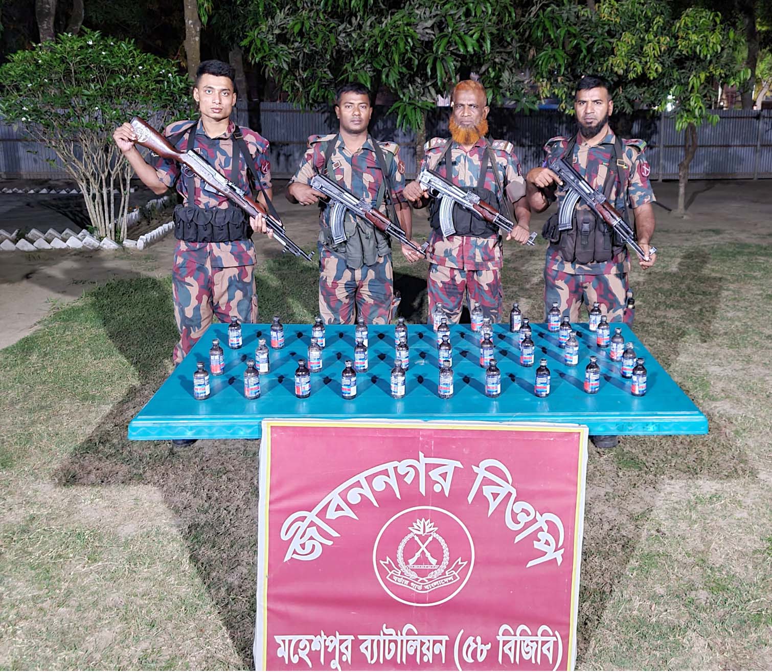 ভারতে অনুপ্রবেশকালে দালালসহ আটক ১০