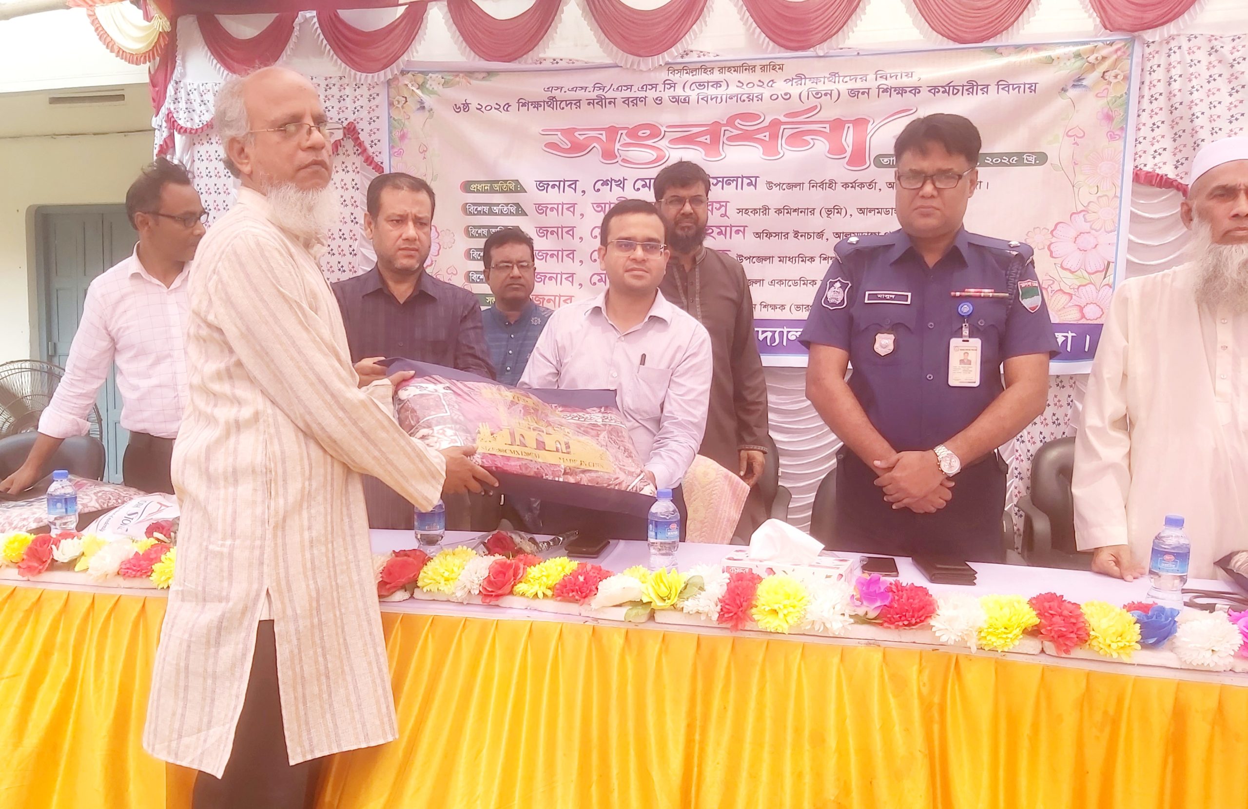 আলমডাঙ্গা সরকারি পাইলট মাধ্যমিক বিদ্যালয়ে এসএসসি পরীক্ষার্থীদের বিদায় ও নবীনবরন অনুষ্ঠিত