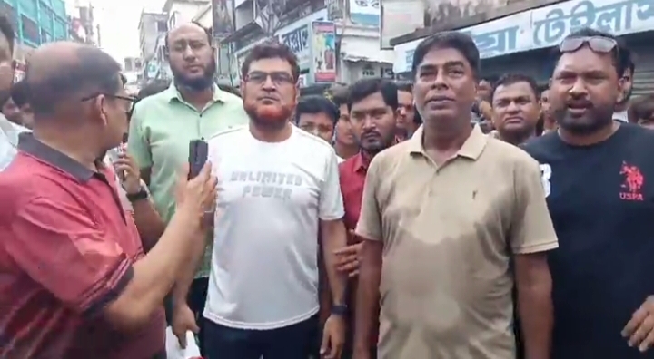 মেহেরপুর সরকারি উচ্চ বালক বিদ্যালয় মাঠে বাণিজ্য মেলা বন্ধের দাবিতে রাস্তায় টায়ার জ্বালিয়ে বিক্ষোভ
