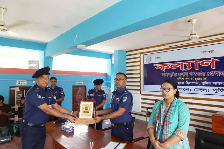 ভালো কাজের স্বীকৃতি পেলেন ৮ পুলিশ সদস্য
