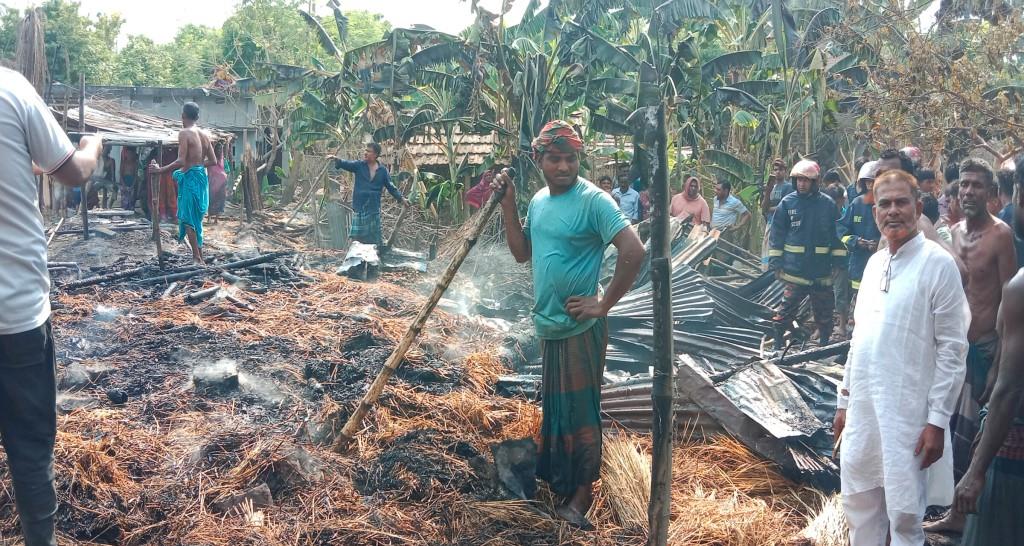 দামুড়হুদায় অগ্নিকাণ্ডে রান্নাঘর ও বিচালির গাদা পুড়ে ছাই