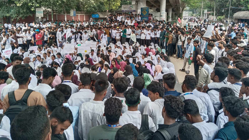 কারিগরি ছাত্রদের ৬ দফা দাবিতে মহাসড়ক অবরোধ