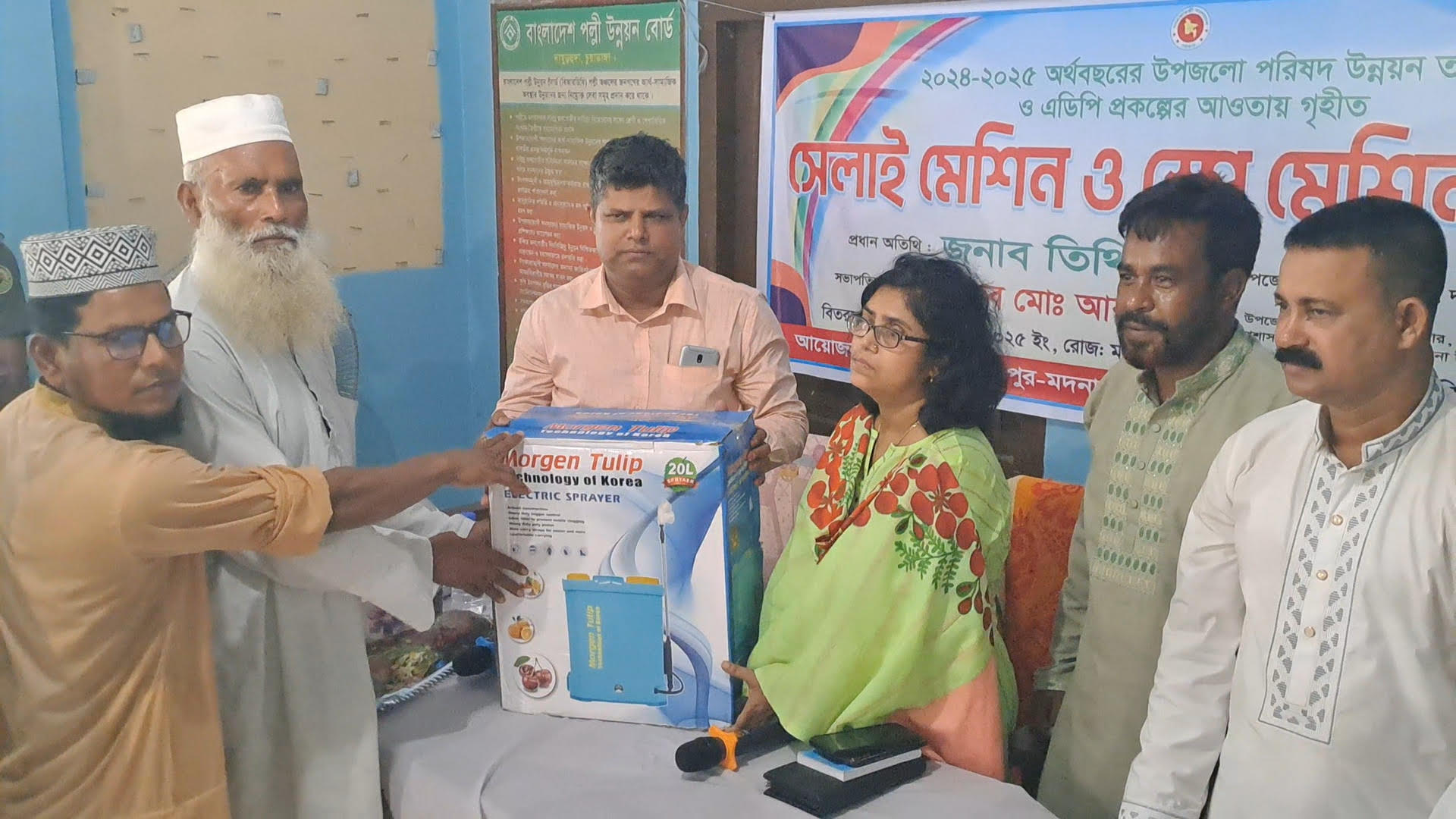 পারকৃষ্ণপুর-মদনা ইউনিয়নের কৃষক ও নারীদের মাঝে সেলাই মেশিন ও স্প্রে মেশিন বিতরণ