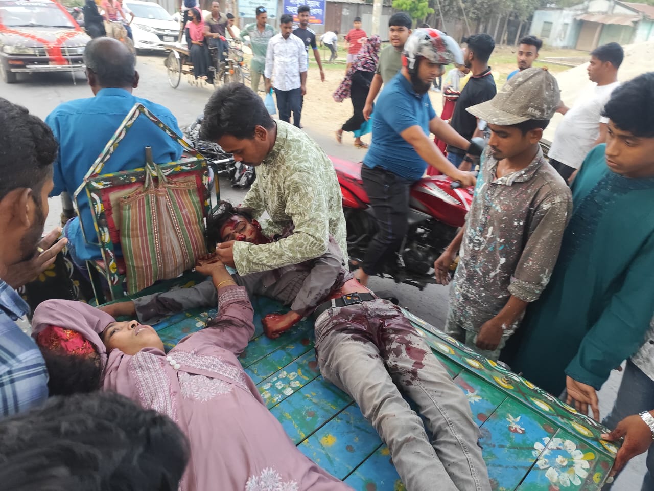জীবননগরে সড়ক দুর্ঘ'টনা'য় একজন নি'হত আ'হত-৩