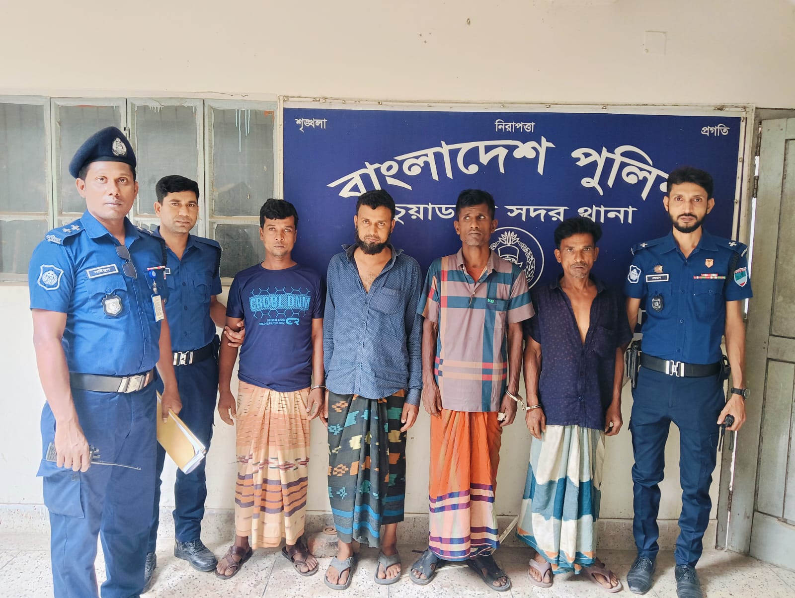পাখিভ্যান চোরচক্রের ৪ সদস্য গ্রেপ্তার