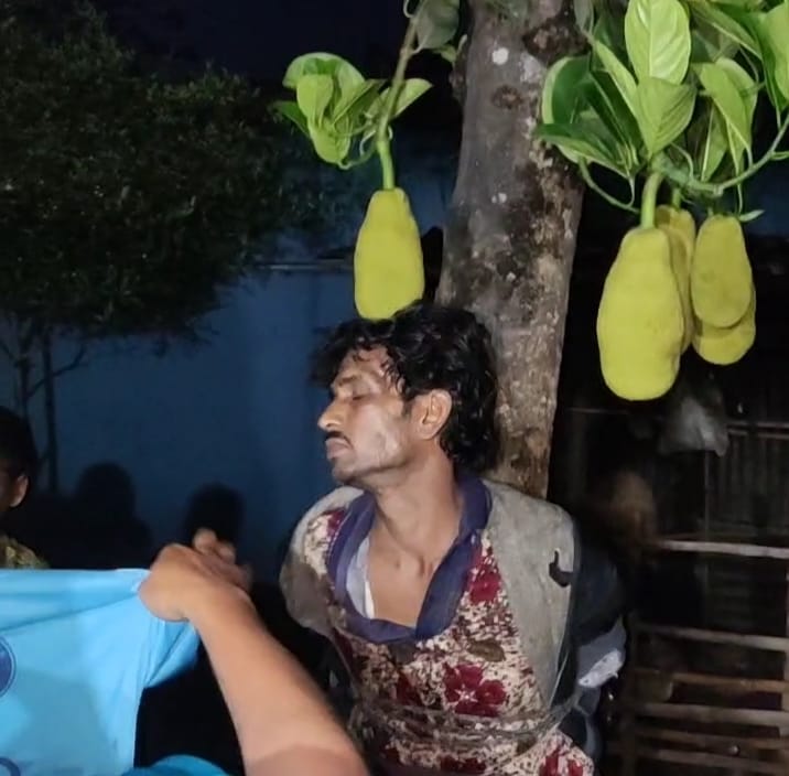 যুবককে গাছে বেঁধে মধ্যযুগীয় কায়দায় নির্যাতন