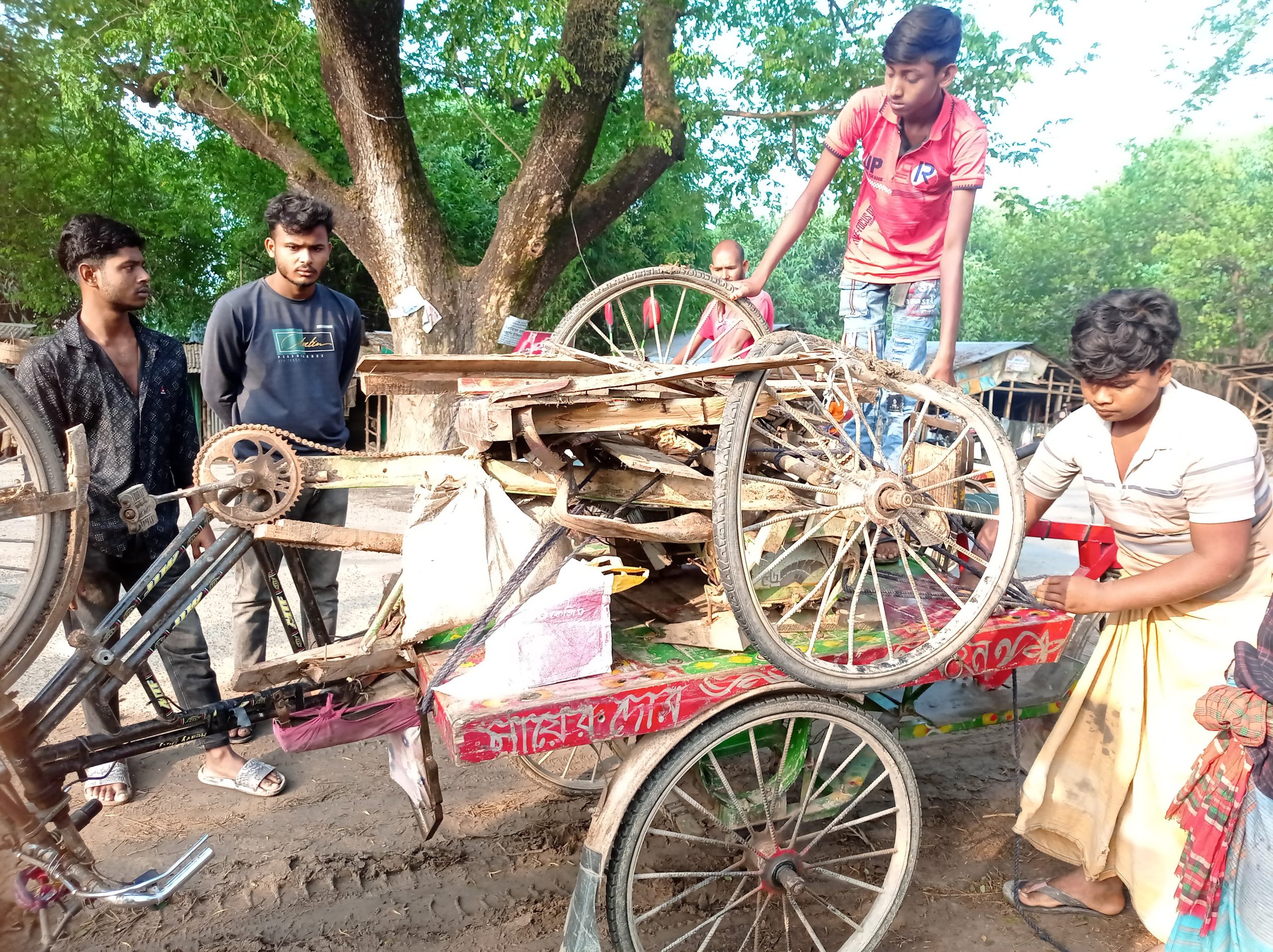 চুয়াডাঙ্গার নয়মাইলে পরিবহনের চাকায় পিষ্ট হয়ে প্রাণ গেল দুজনের