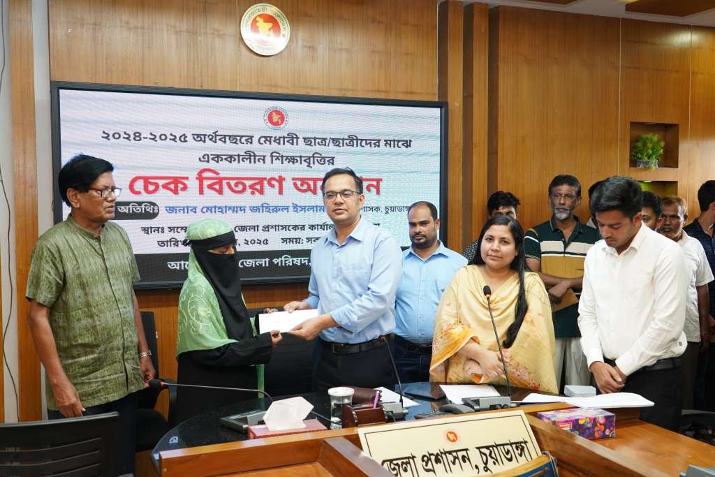 চুয়াডাঙ্গায় মেধাবী শিক্ষার্থীদের মাঝে শিক্ষাবৃত্তির টাকা বিতরণকালে ডিসি জহিরুল ইসলাম
