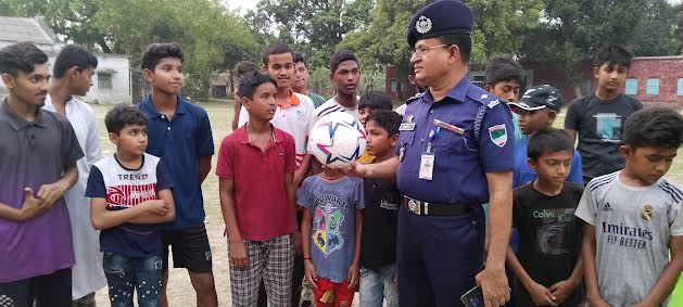 খেলোয়াড়দের মাঝে দর্শনা থানার ওসির ক্রীড়া সামগ্রী বিতরণ