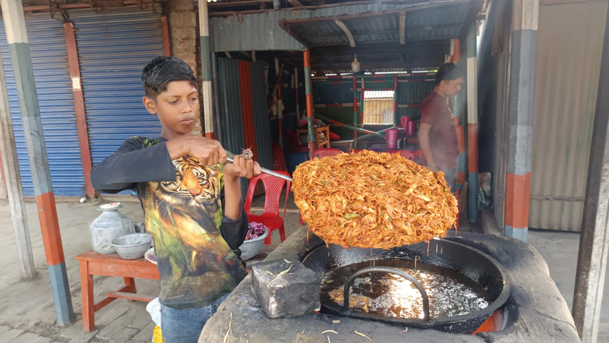 ৭ কেজি ওজনের পেঁয়াজুতে ভাইরাল কিশোর