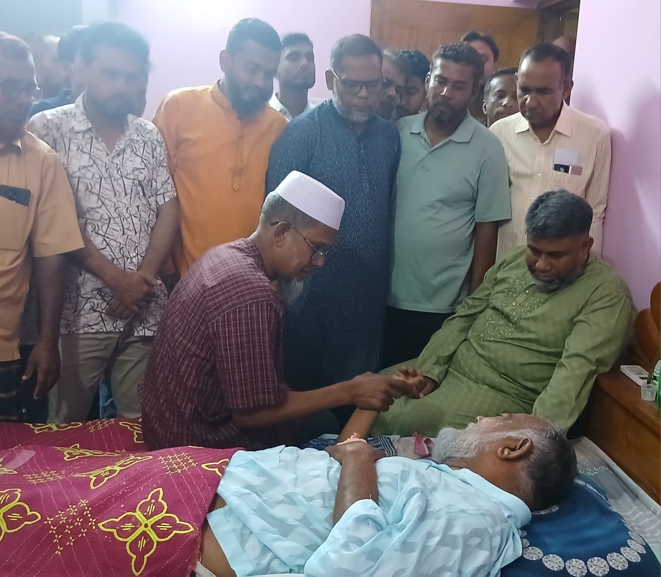 অসুস্থ প্রবীণ নেতা মজিবুরের পাশে শরীফুজ্জামান