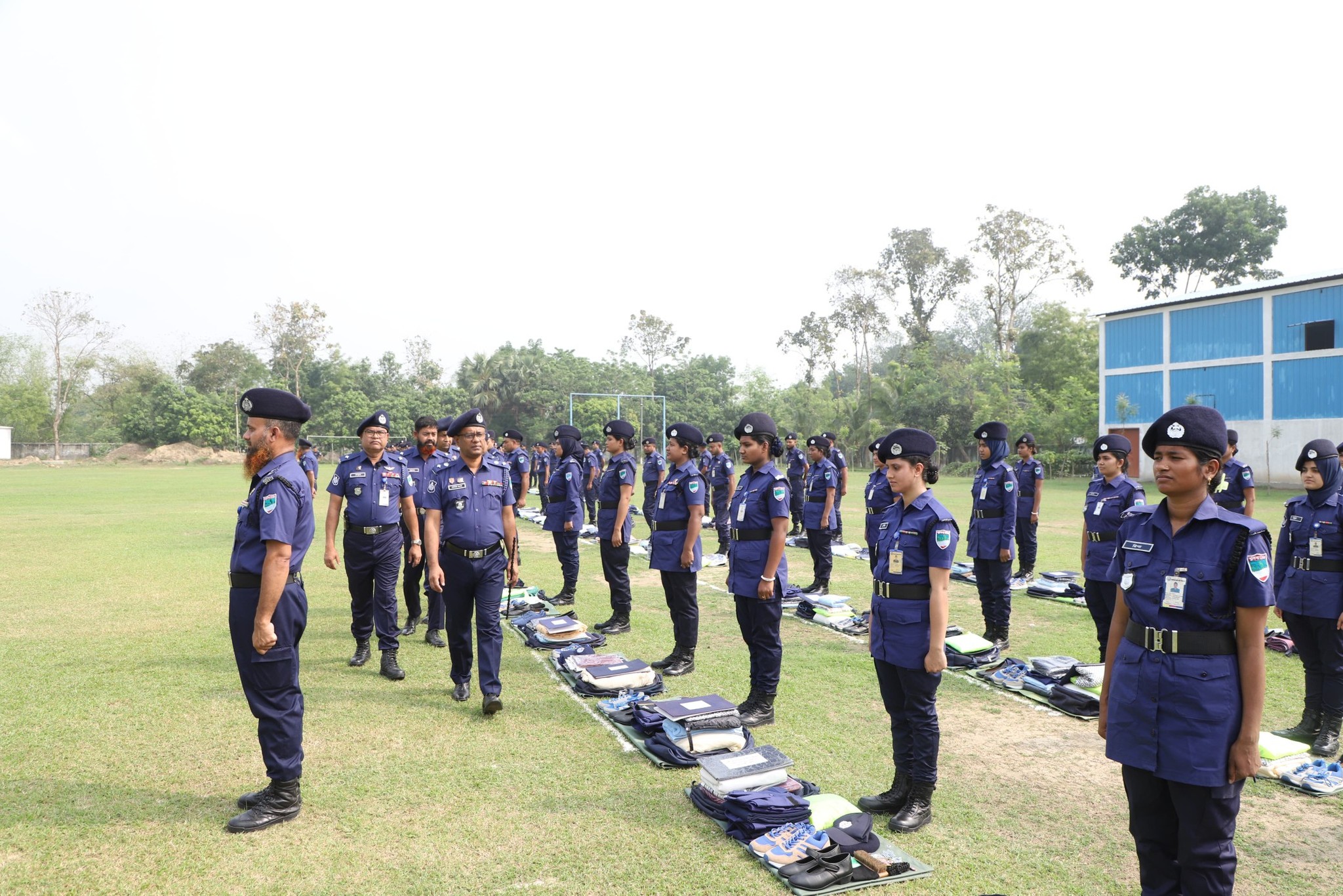 চুয়াডাঙ্গায় পুলিশের মাসিক কিট পরিদর্শন প্যারেডে এসপি গোলাম মওলা