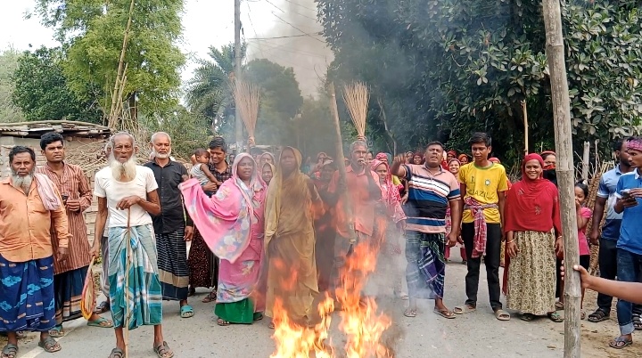 গাংনীতে চেয়ারম্যান ও মেম্বারের বিরুদ্ধে ঝাটা মিছিল